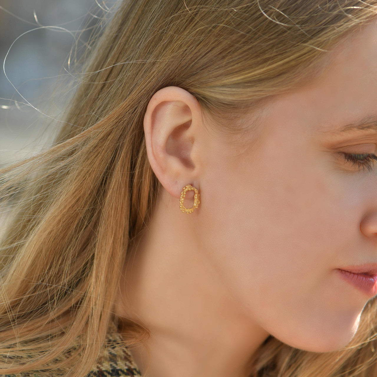 Deco_Echo_Poland_handmade_jewellery_earrings_studs_gold_plated_sterling_silver_oval_granulated_dots