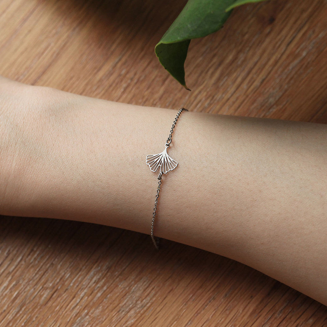 Moorigin_jewellery_bracelet_bangle_silver_PVD_plating_stainless_steel_ginkgo_leaf_delicate_made_in_Taiwan