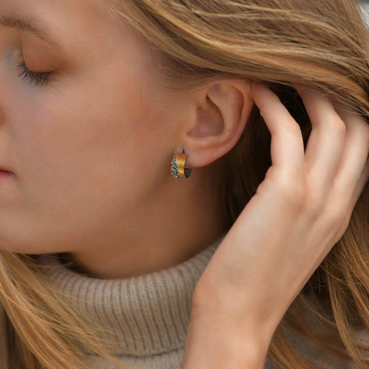 MarCucurella_handmade_jewellery_earrings_hoops_thick_gold_plated_oxidised_sterling_silver_granulated_design_Spain