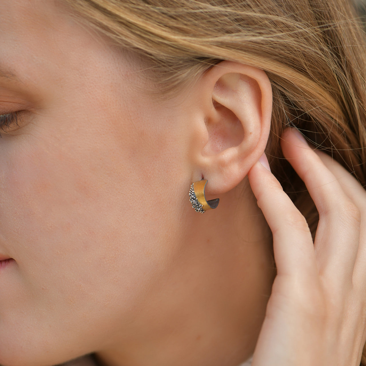 MarCucurella_handmade_jewellery_earrings_hoops_thick_gold_plated_oxidised_sterling_silver_granulated_design_Spain