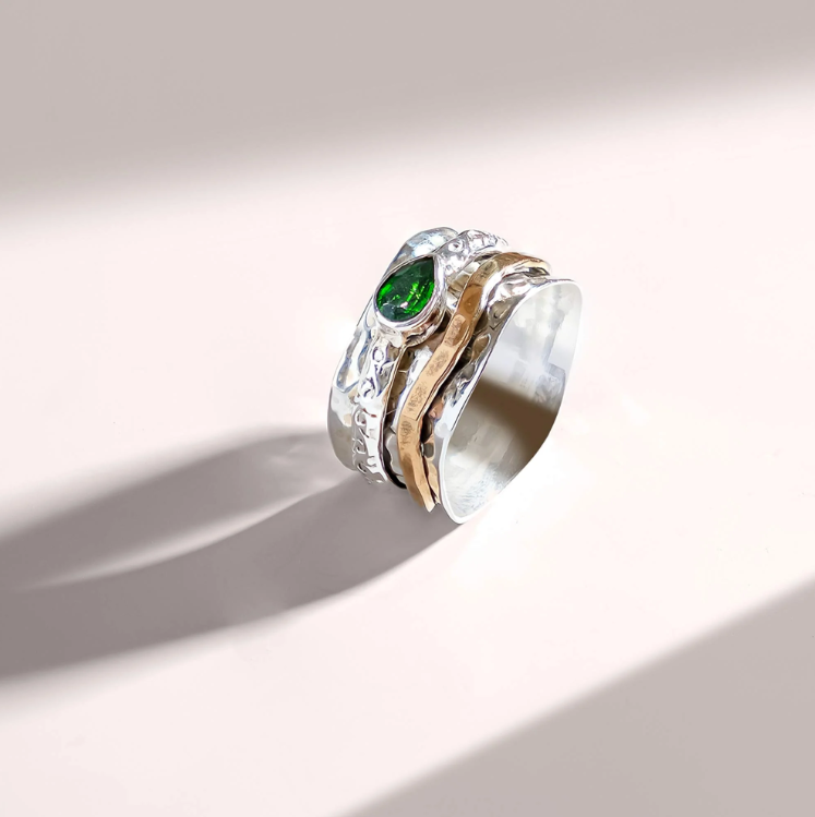 Aura Magic Spinning Ring - Chrome Diopside