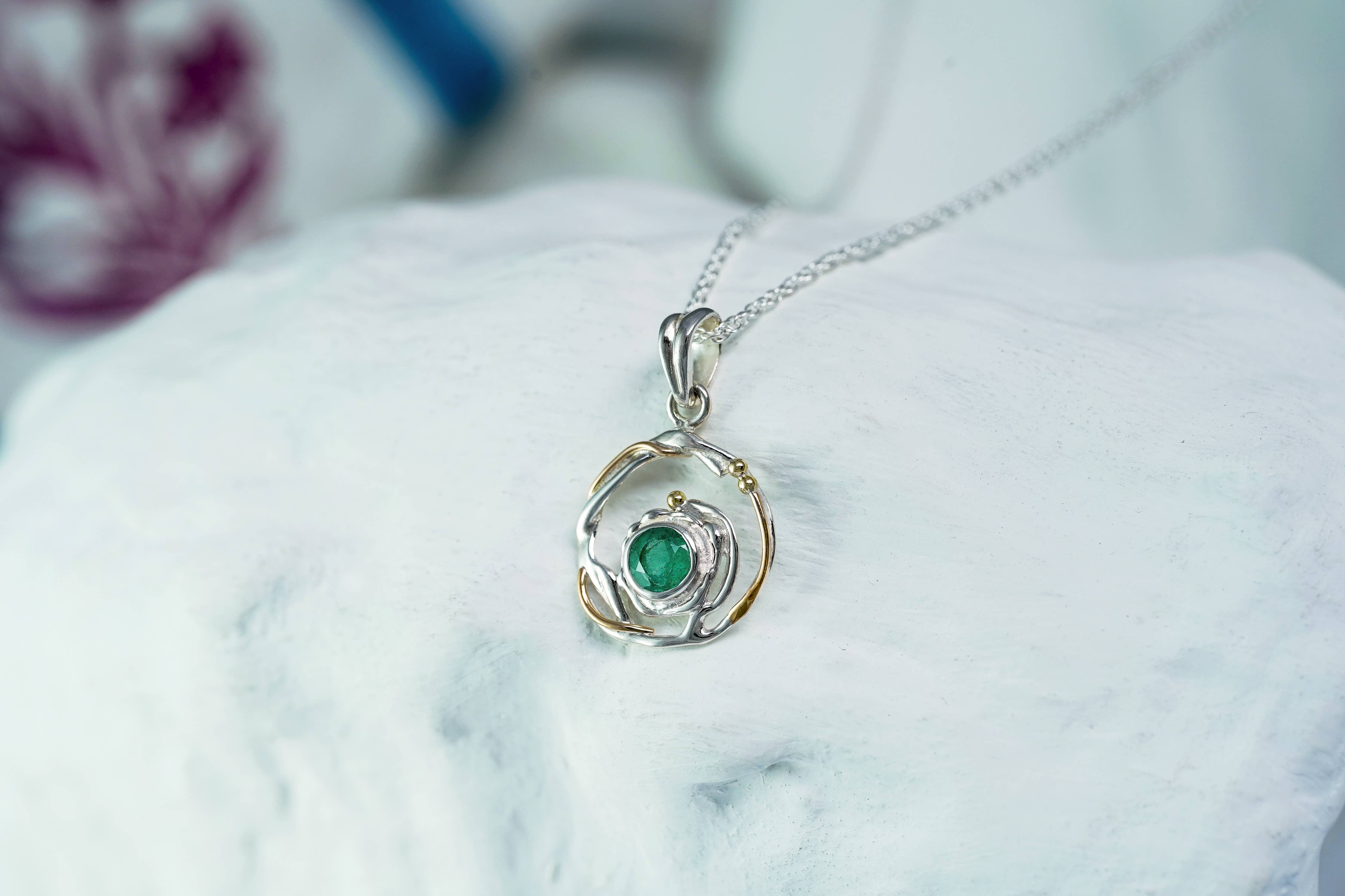 Handmade Circular Emerald Silver Pendant