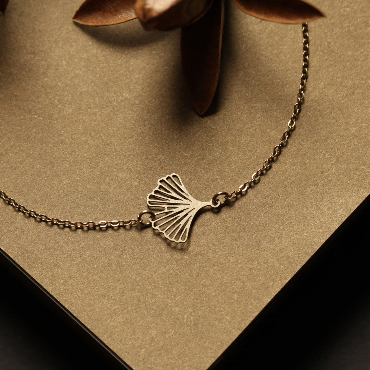 Moorigin_bracelet_bangle_gold_plating_PVD_plating_stainless_steel_ginkgo_leaf_delicate_made_in_Taiwan