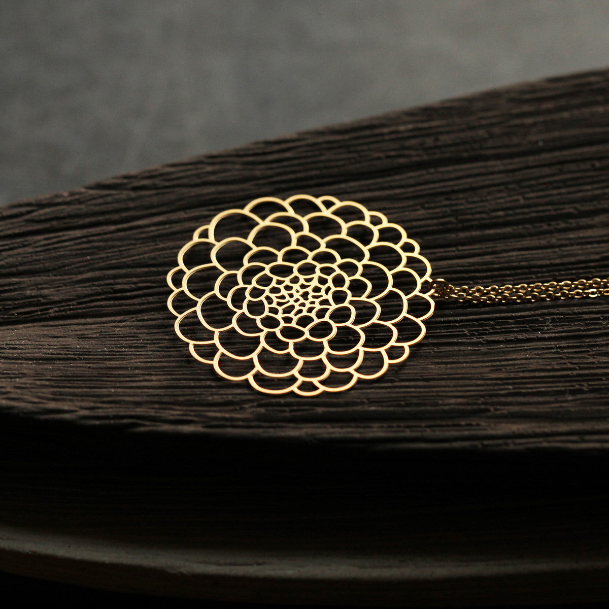 Moorigin_necklace_Dahlia_pendant_gold_plating_stainless_steel_nature_inspired_jewellery