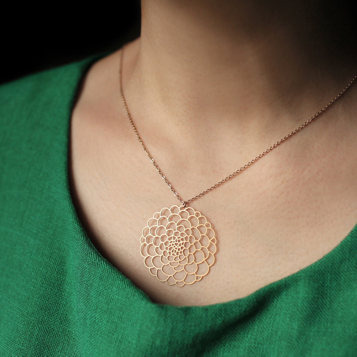 Moorigin_necklace_Dahlia_pendant_gold_plating_stainless_steel_nature_inspired_jewellery