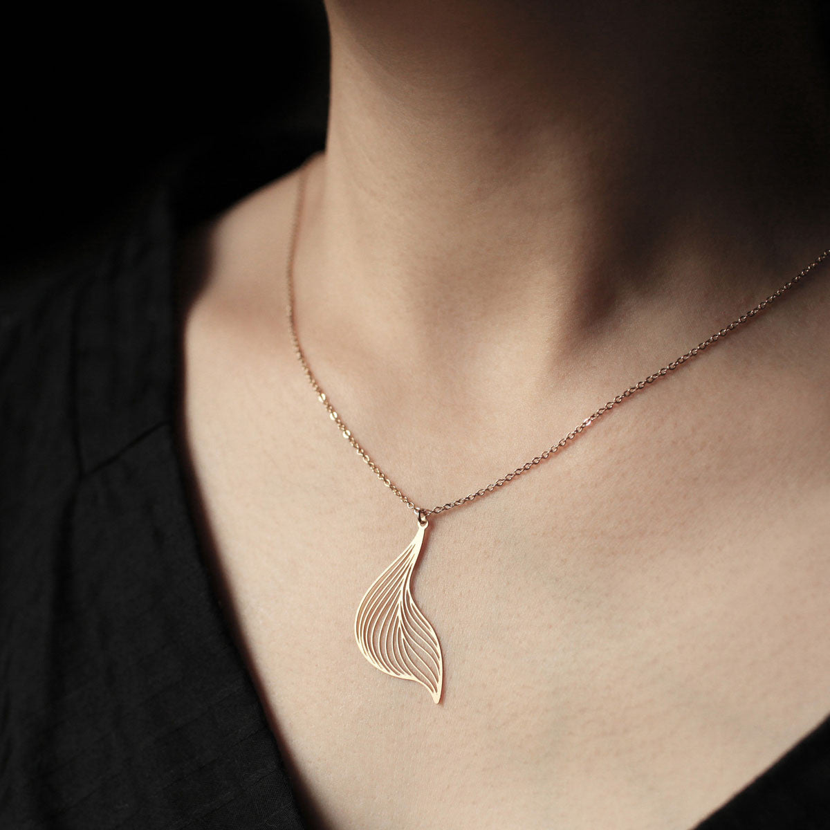 Moorigin_jewellery_necklace_pendant_gold_PVD_plating_stainless_steel_soft_curve_lightweight_made_in_Taiwan