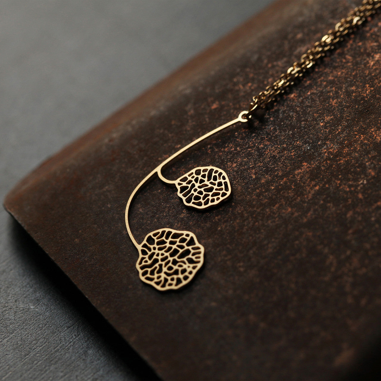 moorigin gold plated dry fruit connect laser cut necklace