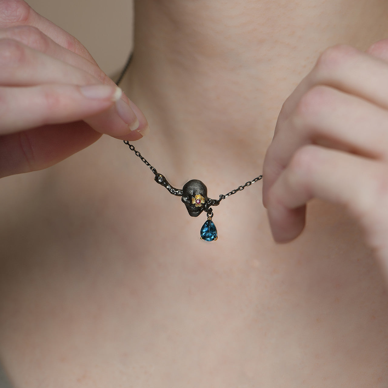 janus_oxidised_sterling_silver_gold_plating_blue_topaz_skull_muerto_necklace