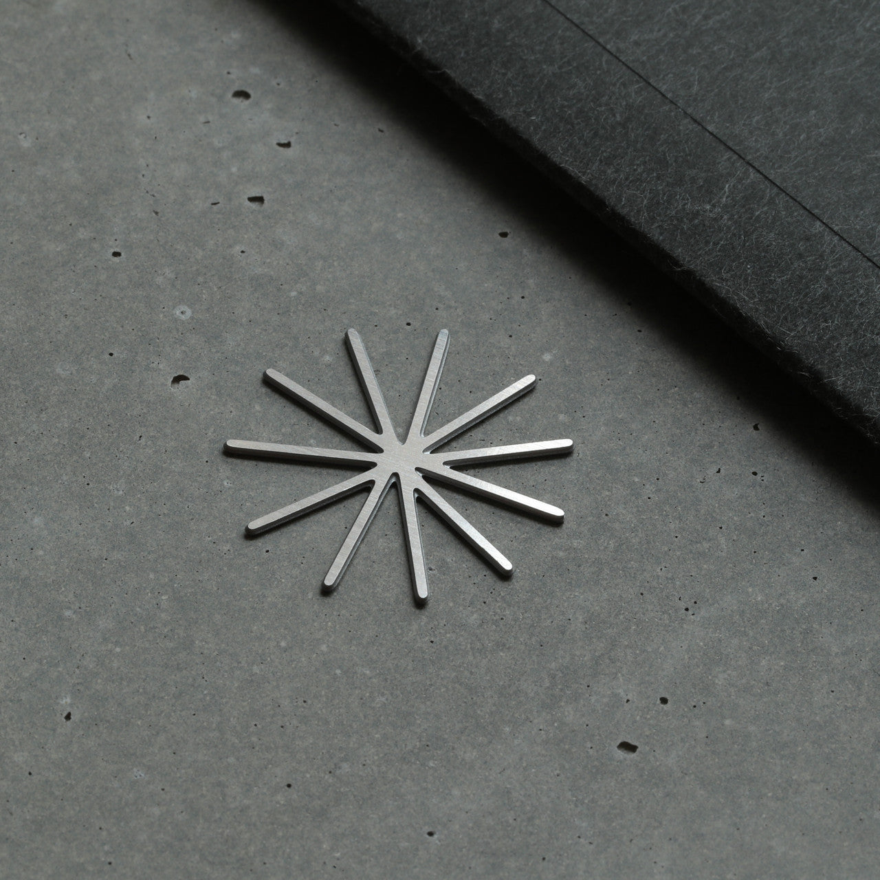 moorigin_made_in_Taiwan_stainless_steel_paper_reed_silver_snowflake_brooch_magnetic