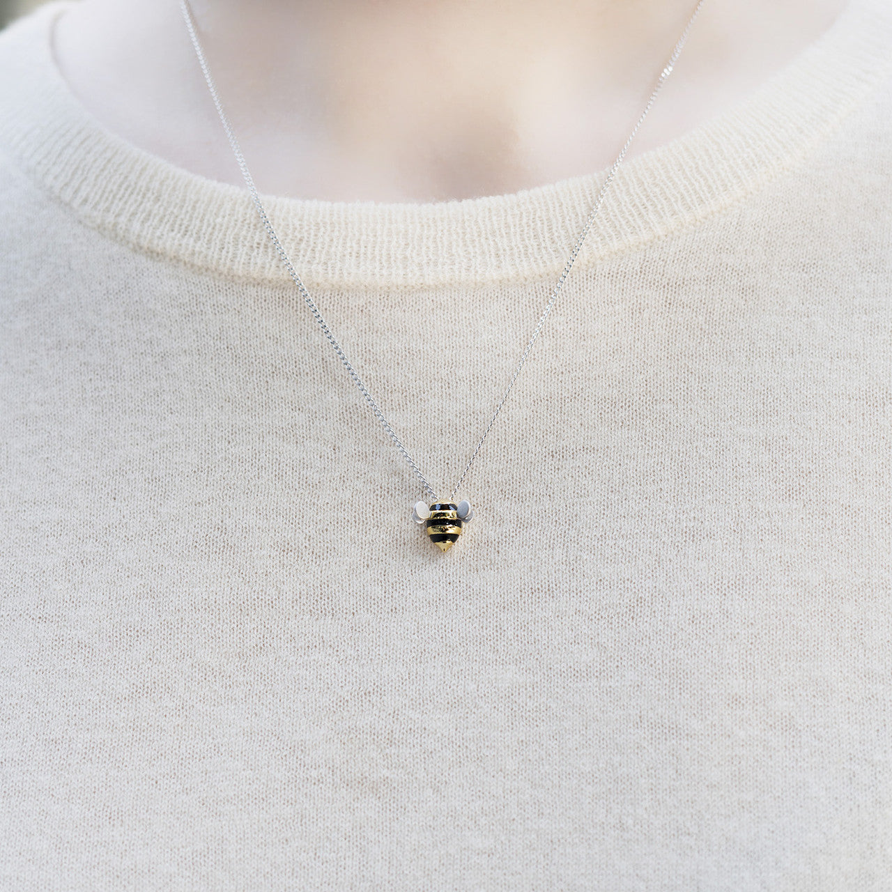 Shi Kou Er Jiong - Bumble Bee Necklace