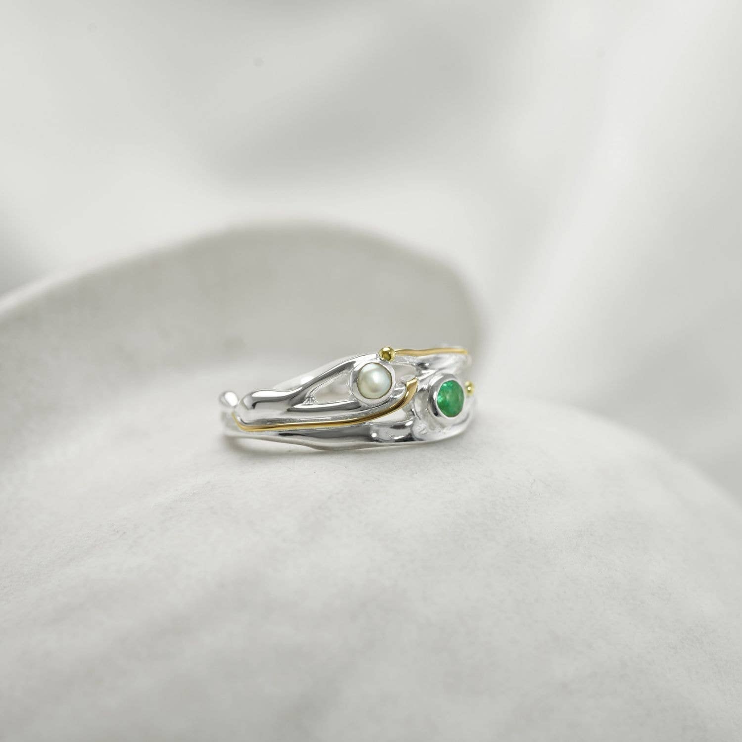 Handmade Emerald and Pearl Sterling Silver Ring: O