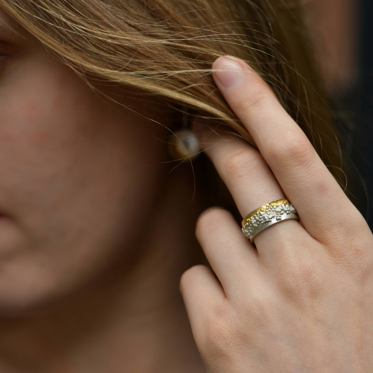 MarCucurella_handmade_jewellery_ring_thick_band_sterling_silver_gold_granulated_details_mixed_tone_Spain