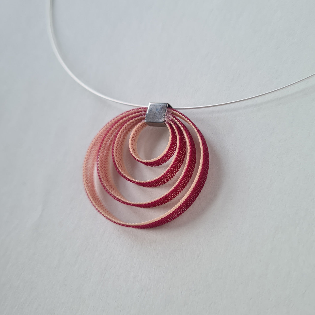 Ondulé Red and Peach Circle Necklace