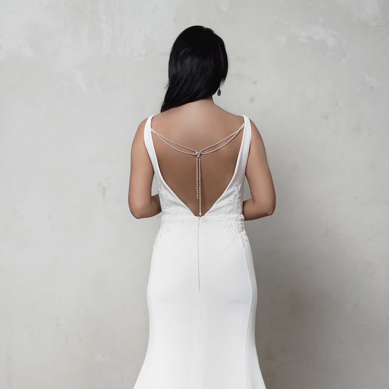 handmade_backdrop_necklace_wedding_dress_accessories_beads_pearls_extra_details_finishing_touch_bridal_accessories