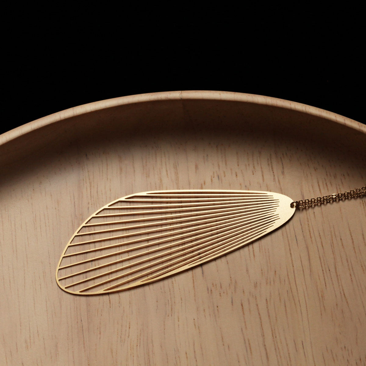 Moorigin_jewellery_necklace_pendant_gold_plating_stainless_steel_PVD_plating_fan_cut-out_design