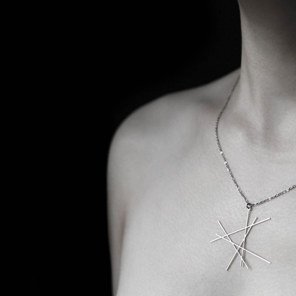 Moorigin_necklace_Line_pendant_gold_stainless_steel_geometric_design