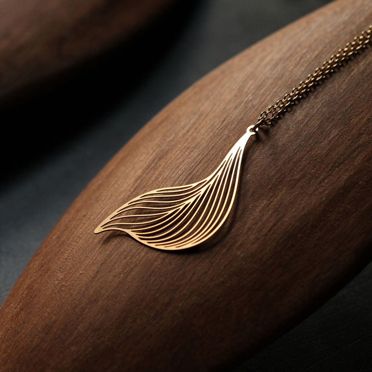 Moorigin_jewellery_necklace_pendant_gold_PVD_plating_stainless_steel_soft_curve_lightweight_made_in_Taiwan