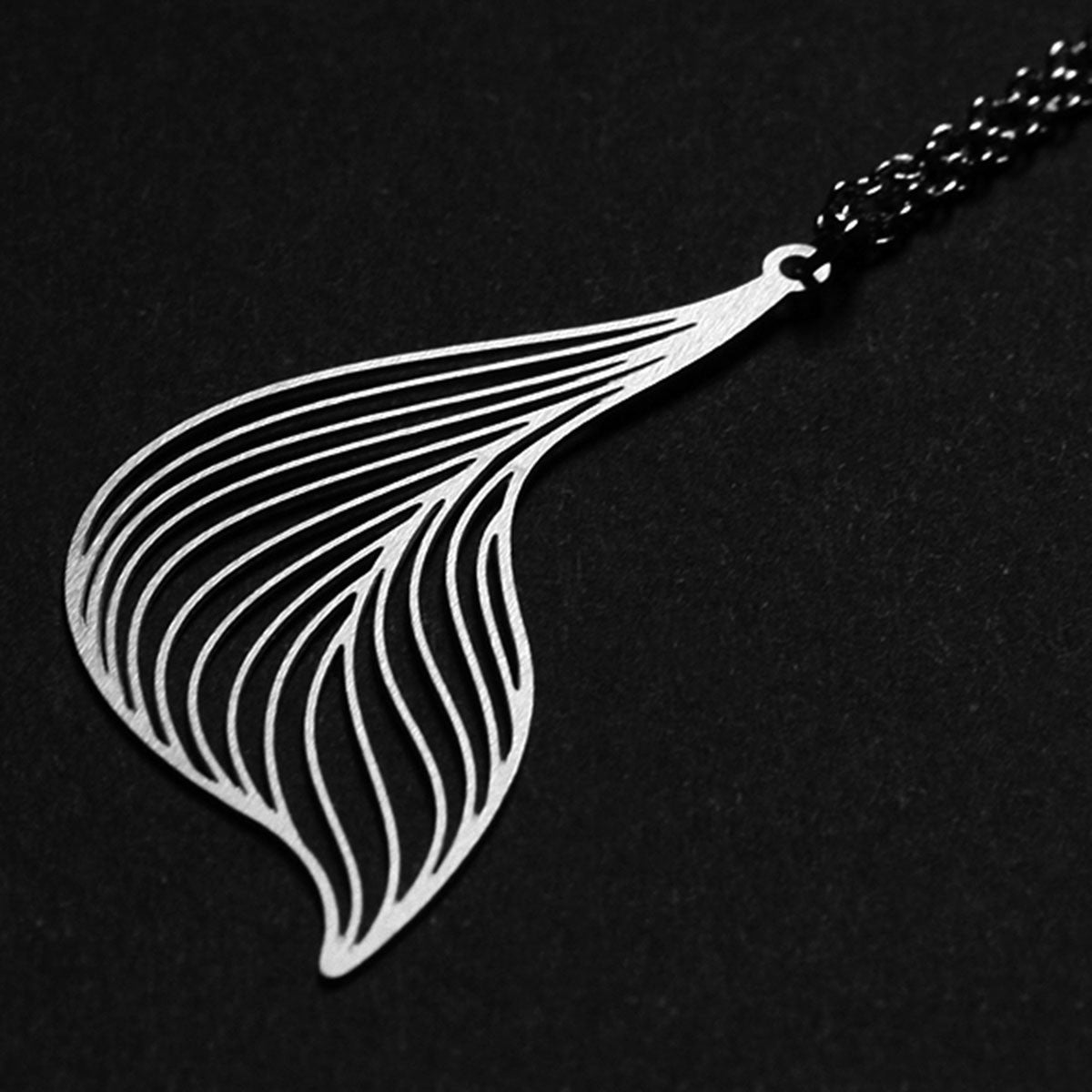Moorigin_jewellery_necklace_pendant_silver_PVD_plating_soft_curve_lightweight_stainless_steel_made_in_Taiwan